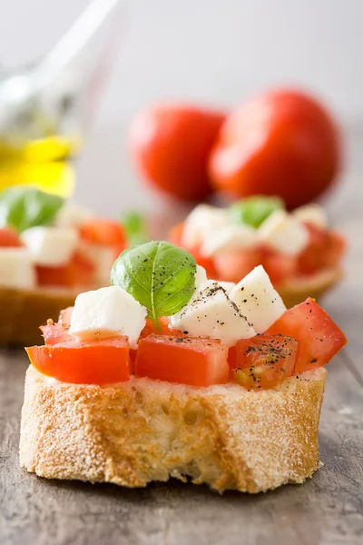 Caprese salatası bruschettas ahşap tablo