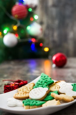 Noel kurabiyeleri ve Noel ağacı ahşap arka plan üzerinde