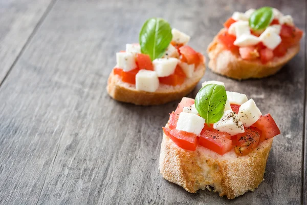 Caprese salatası bruschettas ahşap tablo