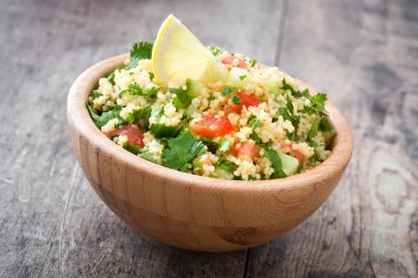 Rustik masada kuskus salatası Tabbouleh