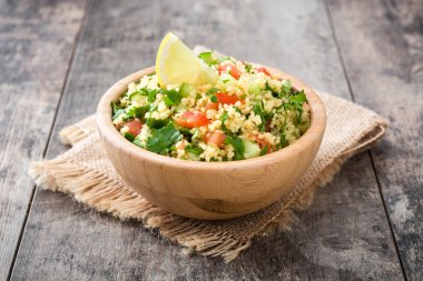 Rustik masada kuskus salatası Tabbouleh