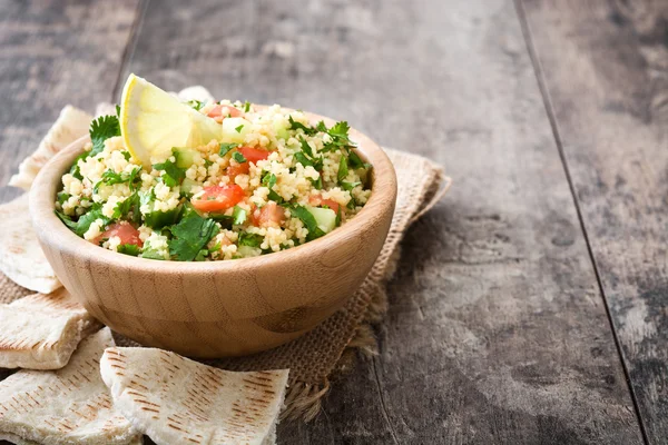 Salát Tabbouleh s kuskus na rustikální stůl — Stock fotografie