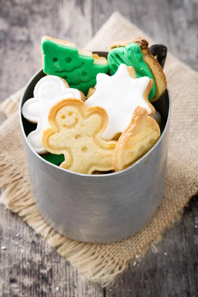 Biscotti di Natale in una tazza di metallo sul tavolo di legno — Foto Stock