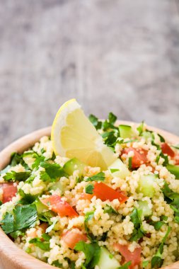 Rustik ahşap masa üzerinde kuskus salatası Tabbouleh