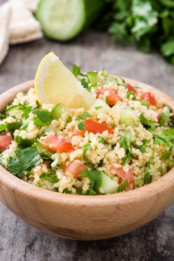 Rustik ahşap masa üzerinde kuskus salatası Tabbouleh