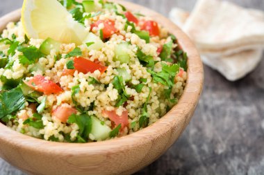 Rustik masada kuskus salatası Tabbouleh