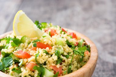 Rustik masada kuskus salatası Tabbouleh