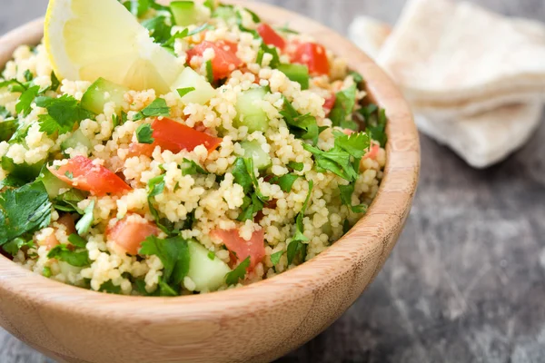 Tabbouleh sallad med couscous på rustika bord — Stockfoto