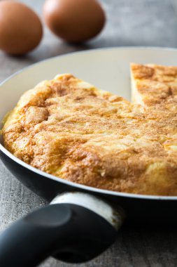 Geleneksel İspanyol omleti tavada