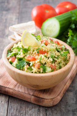 Rustik masada kuskus salatası Tabbouleh