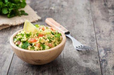 Rustik masada kuskus salatası Tabbouleh