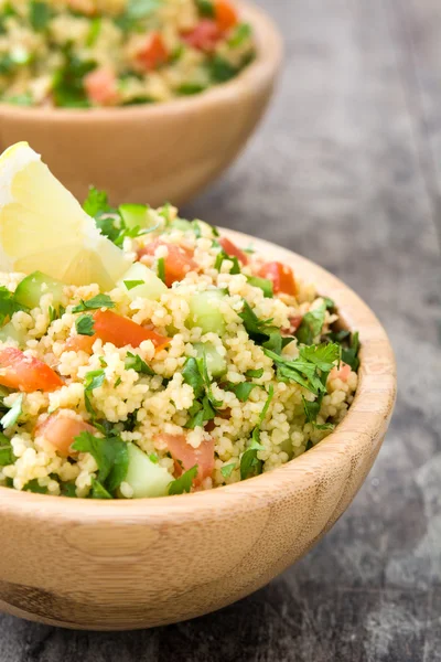 Salată de tabbouleh cu cuscus pe masă rustică — Fotografie, imagine de stoc