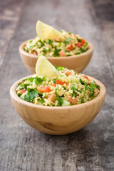 Ensalada Tabbouleh con cuscús sobre mesa rústica —  Fotos de Stock