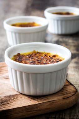 Geleneksel Fransız krem brulee 