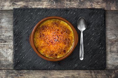 İspanyol tatlı. Crema catalana ahşap tablo