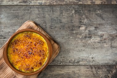 İspanyol tatlı. Crema catalana ahşap tablo