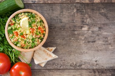 Rustik masada kuskus salatası Tabbouleh