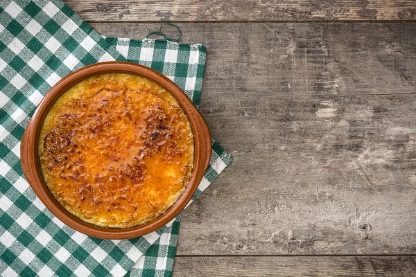 Dolce spagnolo. Crema catalana su tavolo in legno — Foto Stock