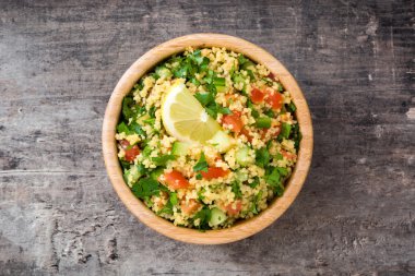 Rustik bir tabloda kuskus salatası Tabbouleh