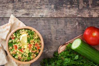 Rustik bir tabloda kuskus salatası Tabbouleh