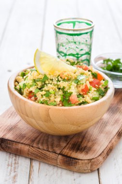 Beyaz bir tablo kuskus salatası Tabbouleh