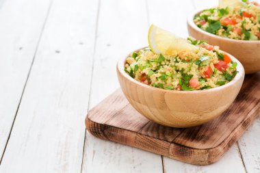 Beyaz bir tablo kuskus salatası Tabbouleh