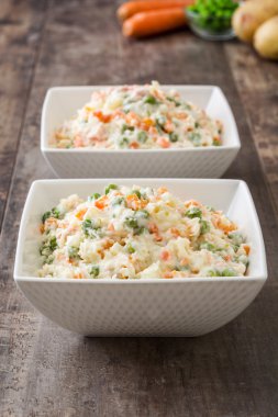 Rustik ahşap bir masa üzerinde Rus salatası