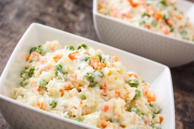 Rustik ahşap bir masa üzerinde Rus salatası