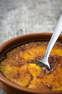 İspanyol tatlı. Crema catalana ahşap tablo