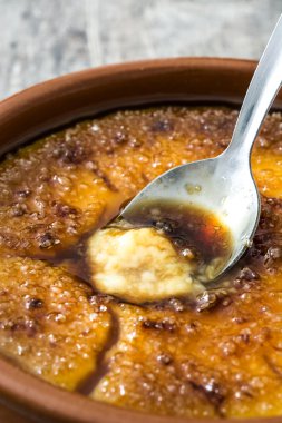 İspanyol tatlı. Crema catalana ahşap tablo