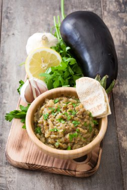 Baba ganoush ve malzemeler ahşap tablo