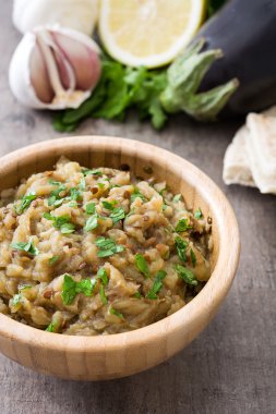 Baba ganoush ve malzemeler ahşap tablo