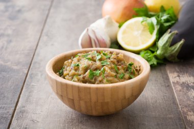 Baba ganoush ve malzemeler ahşap tablo