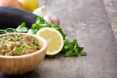 Baba ganoush ve malzemeler ahşap tablo