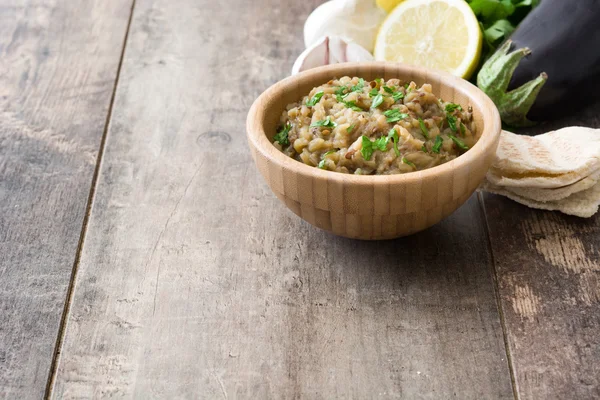 Baba ganoush e ingredientes en mesa de madera —  Fotos de Stock