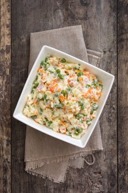 Kabın içinde Rus salatası