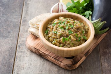 Baba ganoush ve malzemeler ahşap tablo