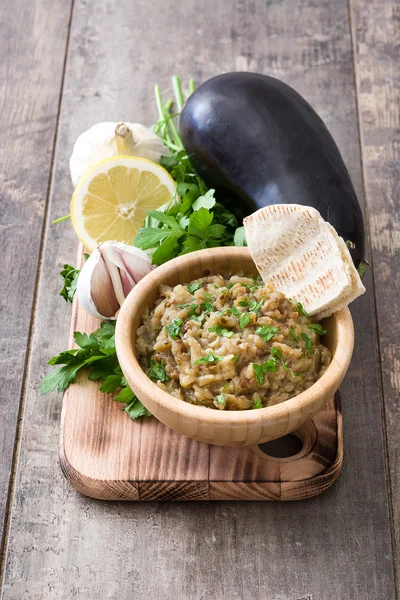 Baba ganoush e ingredientes en mesa de madera —  Fotos de Stock