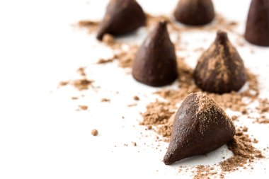 Beyaz arka plan üzerinde izole ev yapımı çikolata truffles