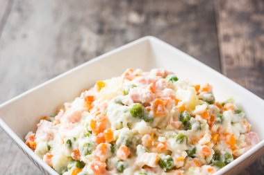 Rustik ahşap bir masa üzerinde Rus salatası