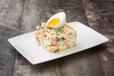 Rustik ahşap masa üzerinde Rus salatası