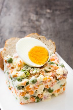 Rustik ahşap masa üzerinde Rus salatası