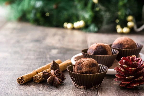 Boże Narodzenie czekoladowe trufle na drewnianym stole — Zdjęcie stockowe