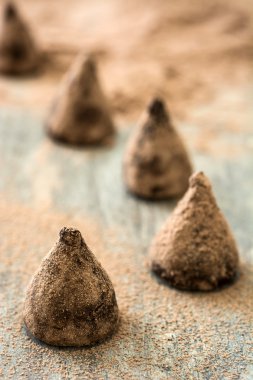 Ahşap masa üzerinde ev yapımı çikolata truffles