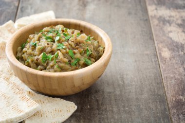 Baba ganoush ve pide ekmek ahşap tablo