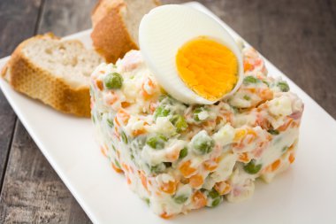 Rustik ahşap bir masa üzerinde Rus salatası