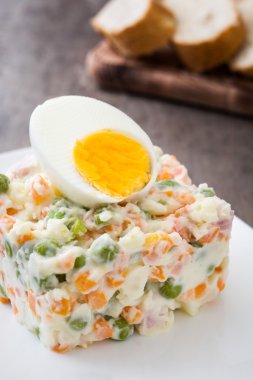 Rustik ahşap bir masa üzerinde Rus salatası