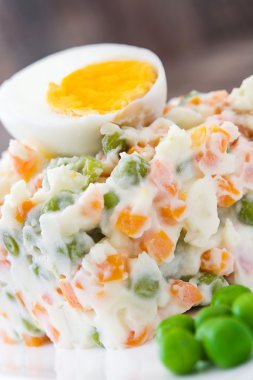 Rustik ahşap bir masa üzerinde Rus salatası