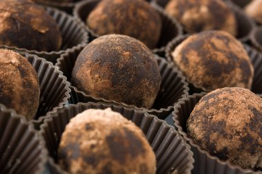 Beyaz arka plan üzerinde izole ev yapımı çikolata truffles