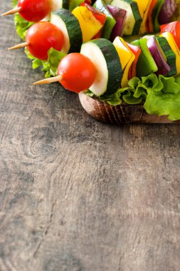 Ahşap masa üzerinde sebze şişleri